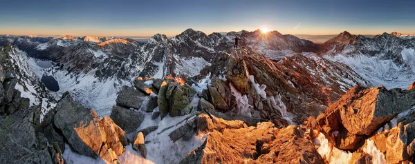 Scenario di alta montagna con lago e alta vetta — Foto Stock