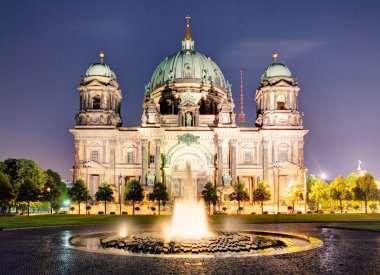 Berliner dom gece