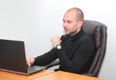 Casual adam masada oturan ofiste çalışan keyboar yazarak