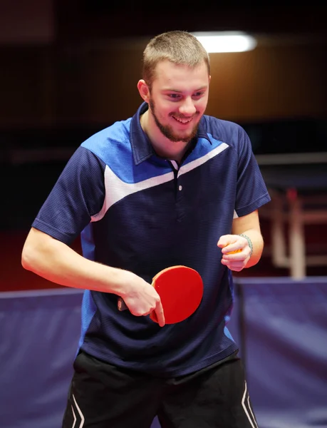 Homme jouant au tennis de table — Photo