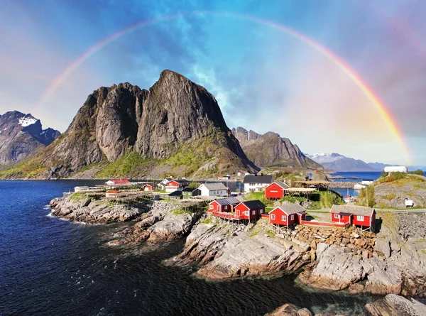 Noorse visserij dorp hutten met regenboog, Reine, Lofoten Isla — Stockfoto