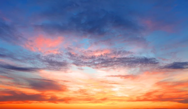 Céu por do sol sobre o mar — Fotografia de Stock