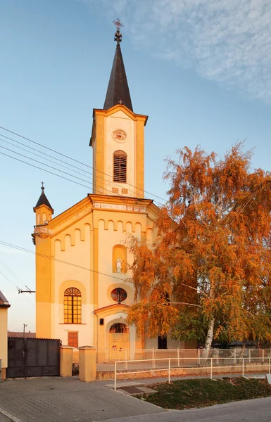 教会在斯洛伐克村庄 Jablonec 在秋天 — 图库照片