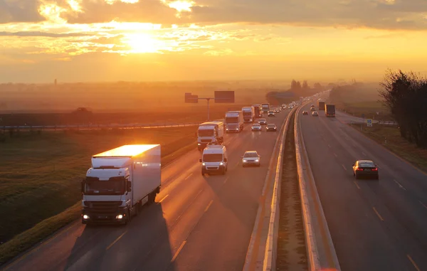 Autobahnverkehr mit PKW und LKW — Stockfoto