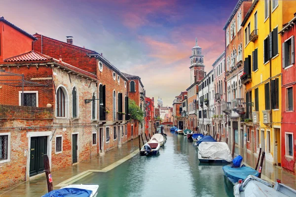 Venedig landmark, canal, färgglada hus och båtar, Italien — Stockfoto