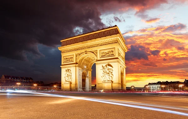 Arc de triomphe paris stad bij zonsondergang — Stockfoto