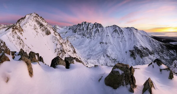 Fantastisk kväll vinterlandskap. Färgglada mulen himmel — Stockfoto