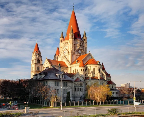 Bécs templom Heiliger Franz von Assisi Mexikoplatz, Ausztria — Stock Fotó