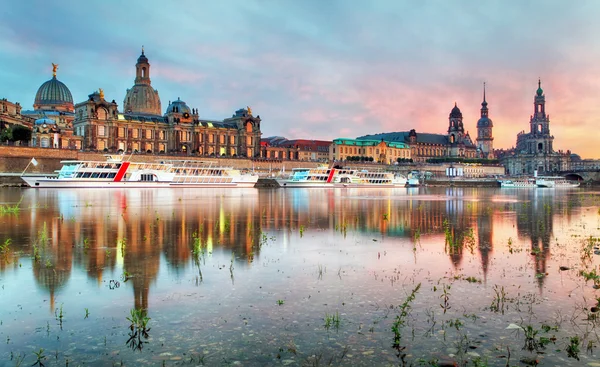 Den gamla staden Dresden med Hofkirche — Stockfoto