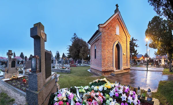 Cimitero panorama notturno con cappella e fiori — Foto Stock