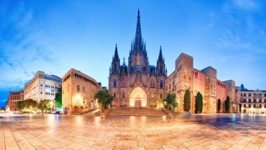 Barcelona, gece, şehir Gotik katedral panorama.