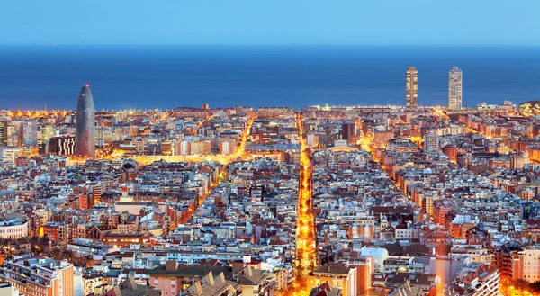 바르셀로나 스카이 라인, 밤, 스페인에 공중 보기 — 스톡 사진