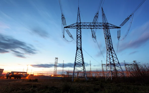 Pylon transmisji energii elektrycznej silhouetted niebieski niebo w d — Zdjęcie stockowe