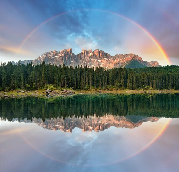 Lago de los Alpes con arco iris - Lago di Carezza, Italia —  Fotos de Stock