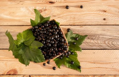 Ahşap zeminli olgun böğürtlen.