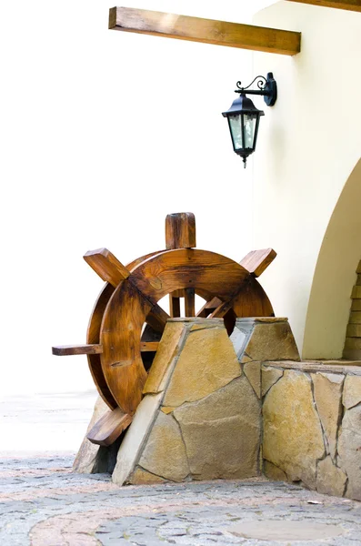 Evin bir dekorasyon olarak ahşap su değirmeni