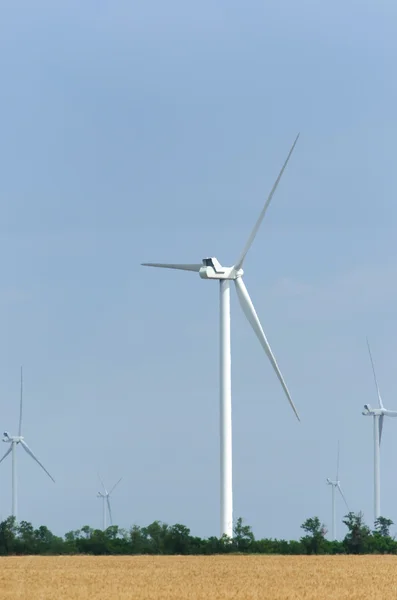 Een windmolenpark in de brede verspreiding veld — Stockfoto