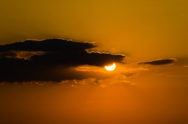 Şaşırtıcı sırasında dramatik bulutlar aşağı içinde günbatımı