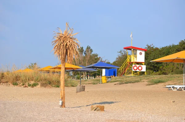 Torre di salvataggio sulla spiaggia con salvagente rosso — Foto Stock