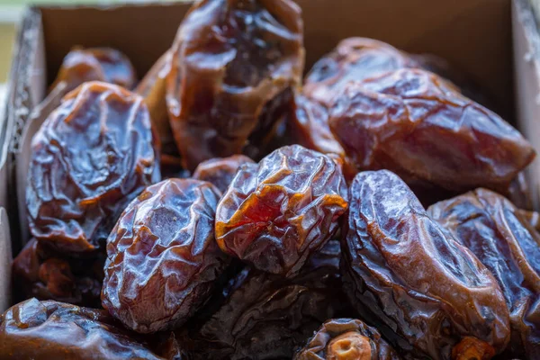 Juicy sweet like candy madjole dates dry fruit background blur selective focus image — Stock Photo, Image