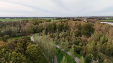 Hollanda 'da sonbahar, Hollanda manzarası. Hollanda sonbahar sezonu insansız hava aracı videosu