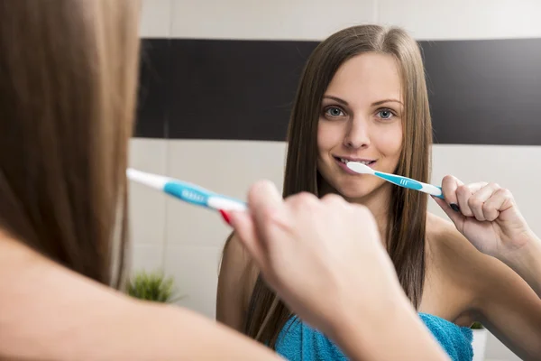 Mujer en el baño —  Fotos de Stock