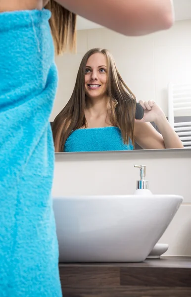 Vrouw in de badkamer — Stockfoto