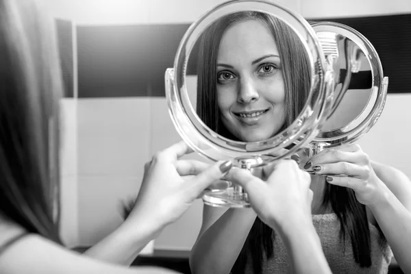 Woman in bathroom — Stock Photo, Image