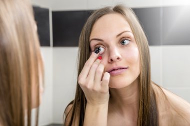 genç kadın tuvalette.