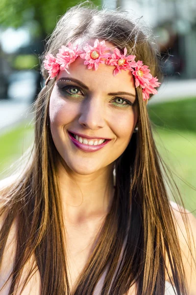 Beautiful young girl in the street. — Stock Photo, Image