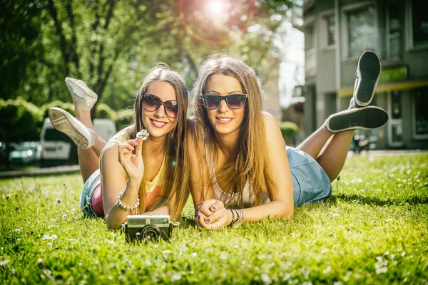 Two beautiful young women using a vintage camera — Stock Photo, Image