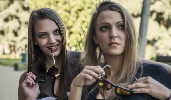 Dos mujeres jóvenes en la ciudad. — Foto de Stock