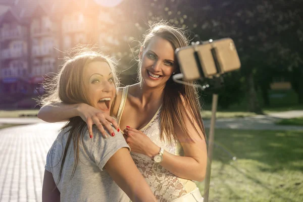 Selfie en la calle en verano . — Foto de Stock