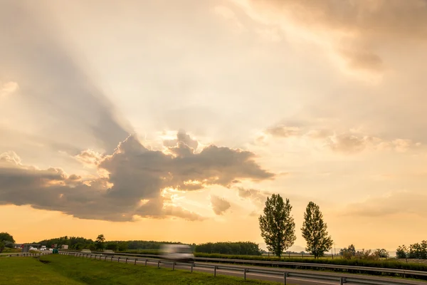 Snelweg verkeer in zonsondergang — Stockfoto