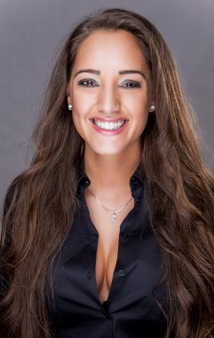 Neşeli gülümseyen kadın