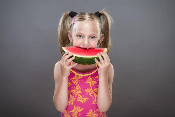 Menina sem dentes comendo melancia . — Fotografia de Stock