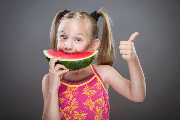 Menina sem dentes comendo melancia . — Fotografia de Stock