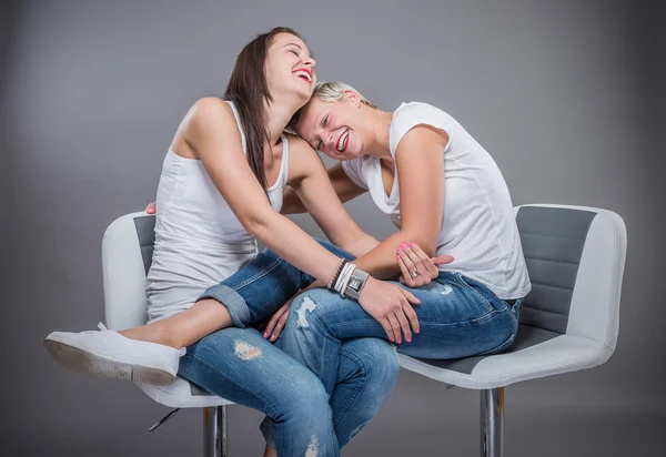 Dos hermosas mujeres riendo . — Foto de Stock