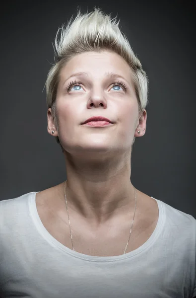 Mulher com cabelo loiro curto . — Fotografia de Stock