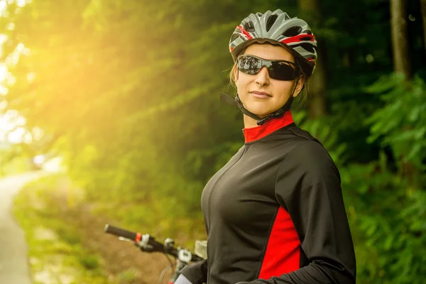 Joyeux jeune femme en vélo à l'extérieur . Photo De Stock