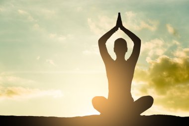 Yoga siluet günbatımında açık