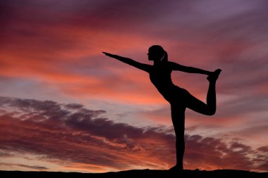 Yoga siluet günbatımında açık