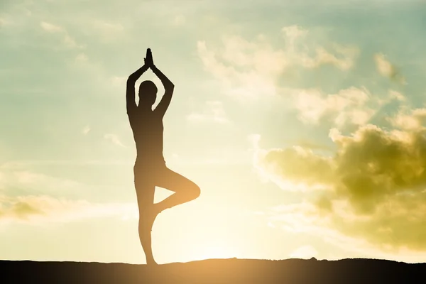 Silhouette yoga all'aperto al tramonto — Foto Stock