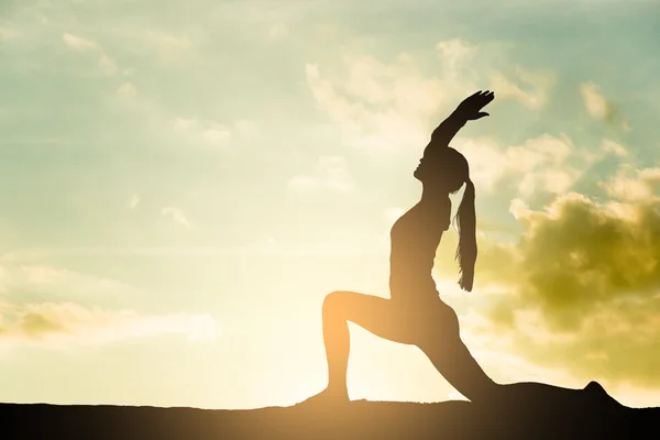 Silhouette yoga all'aperto al tramonto — Foto Stock