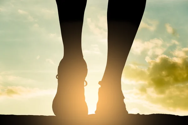 Běžec silueta ženy při západu slunce. Sportovní záběr. — Stock fotografie