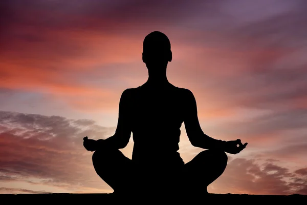 Yoga silhouette outdoor at sunset — Stock Photo, Image