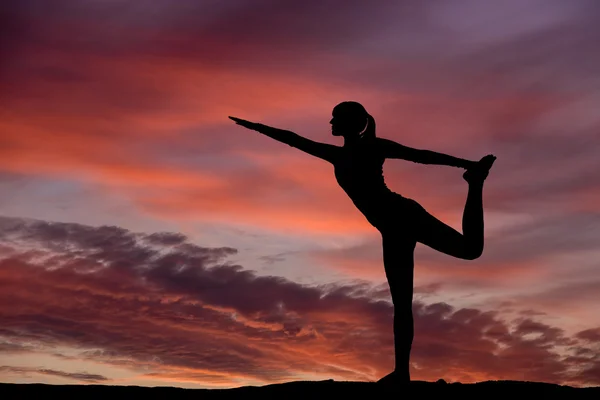 Yoga silhouette outdoor at sunset — Stock Photo, Image