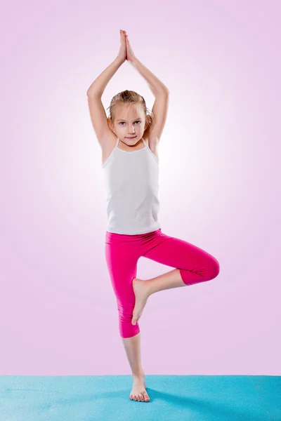 Kleines Mädchen sitzt in Yoga-Pose — Stockfoto