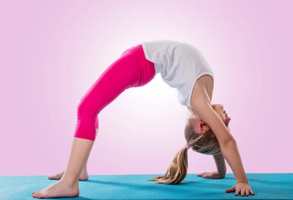 Kleines Mädchen sitzt in Yoga-Pose — Stockfoto