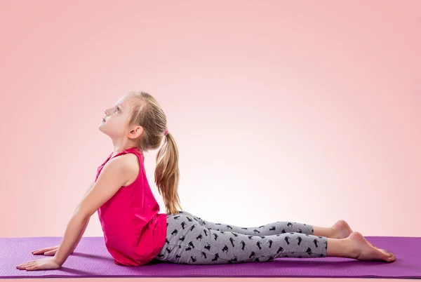Mała dziewczynka siedzi w jogi — Zdjęcie stockowe